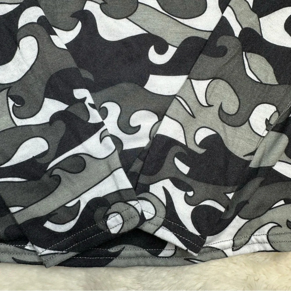 Hot Chillys Long Sleeved Thermal Base Layer Black and Gray Camouflage Sz Small - Picture 14 of 16